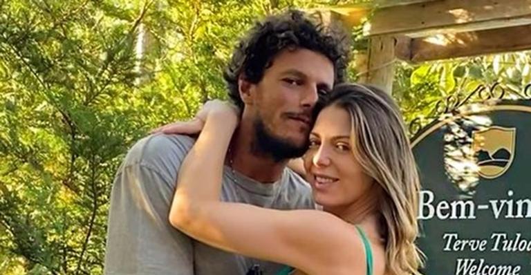 Sheila Mello se derrete pela filha do namorado: ”Meu presentão veio com um presentinho”
