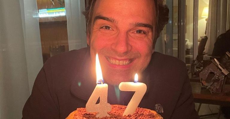 Com festa de ‘vacina’, Tadeu Schmidt comemora aniversário nos bastidores do ‘Fantástico’