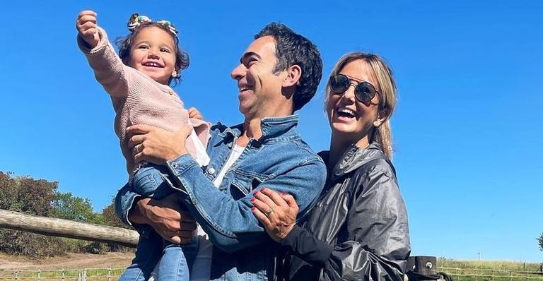 Ticiane Pinheiro se derrete ao mostrar cliques fofíssimos de Manuella abraçando animais: ”Ela ama”