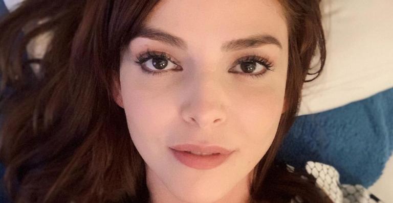 Titi Müller une estilo e proteção ao combinar máscara com look do dia