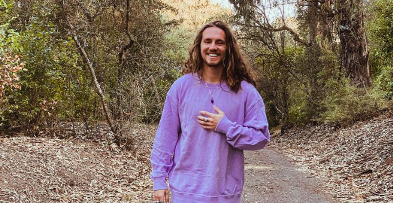 Vitor Kley se transforma em ”cupido estagiário” no seu novo clipe, ‘Menina Linda’