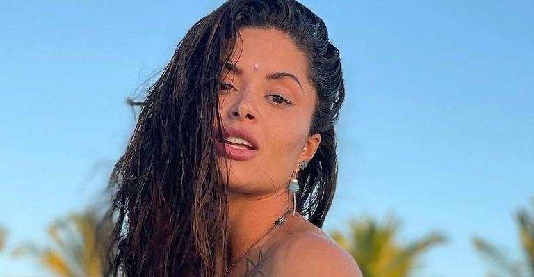 Aline Riscado empina o bumbum com biquíni fio dental e para tudo com corpaço: ”Um espetáculo”