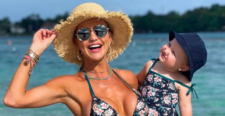 Ana Paula Siebert encanta ao combinar looks com sua linda família: ”Amamos fazer fotos de família”