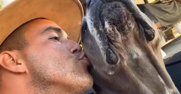 André Marques celebra Dia do Amigo com cadela de estimação: ”Amor puro da amizade”