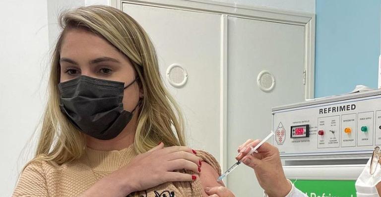 Aos 30 anos, Bárbara Evans toma primeira dose da vacina contra covid-19: ”Esperança”