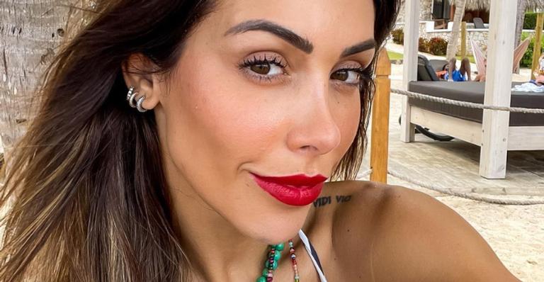 Em Pernambuco, Bella Falconi aproveita o Sol e toma banho de piscina: ”50 tons de azul”