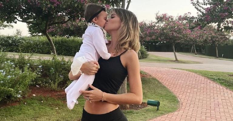 Carol Dias flagra Esther com sorrisão no rosto e dispara: ”Alegria da minha vida”