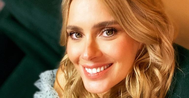 Carolina Dieckmann esbanja beleza natural em cliques e recebe elogios: ”Maravilhosa”
