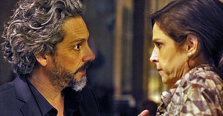 Cora beija José Alfredo e desmaia em ‘Império’