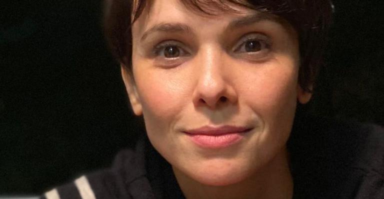 Nos bastidores de ‘Aruanas’, Débora Falabella combina look com elenco e faz sucesso na web