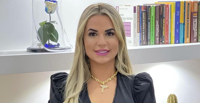 Após polêmicas, Deolane posta foto com a mãe de MC Kevin: ”Ela precisava ter paz e eu também”