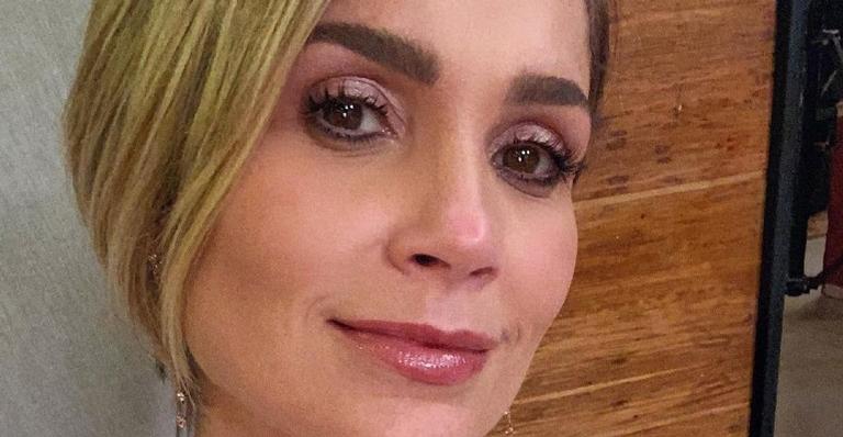 Flávia Alessandra surge de maiô em cliques e brinca: ”Inverno nordestino, eu te amo”