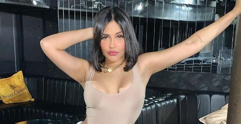 Sem nada por baixo, Flay surge deslumbrante com blazer aberto e quase mostra demais: ”Que mulher”