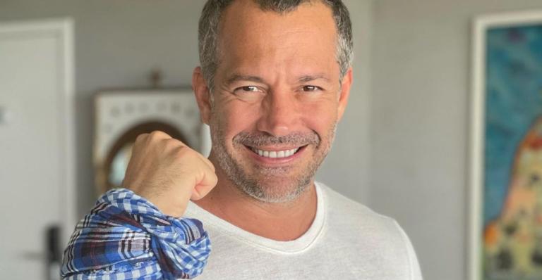 Malvino Salvador aparece coladinho com os filhos e explode o fofurômetro: ”Família linda”