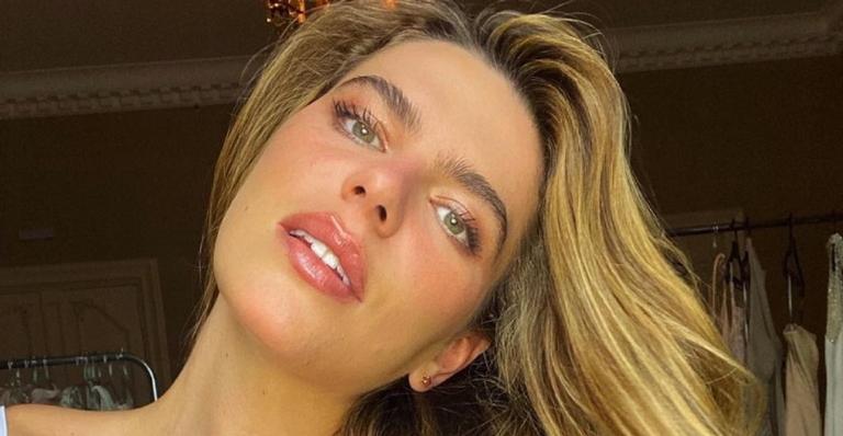 Sem sutiã, Mariana Goldfarb abre a blusa e ostenta decotão em foto belíssima: ”Que mulher é essa?”