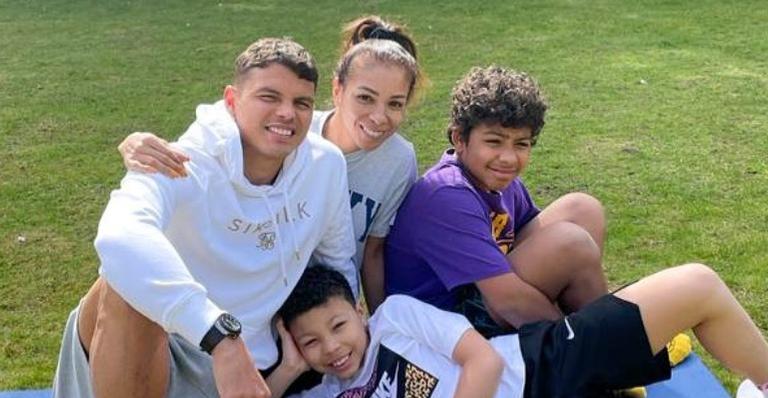 Na Grécia, Belle Silva posta foto com Thiago Silva e os filhos e declara: ”Sem nunca faltar amor”