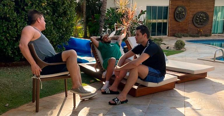Pedro Leonardo curte o dia ao lado de Zé Felipe e Leonardo: ”Jogando conversa fora!”