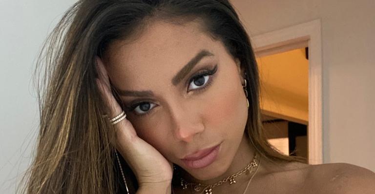 Anitta escolhe look confortável e grifado de quase R$30 mil para ensaio do Premios Juventud 2021