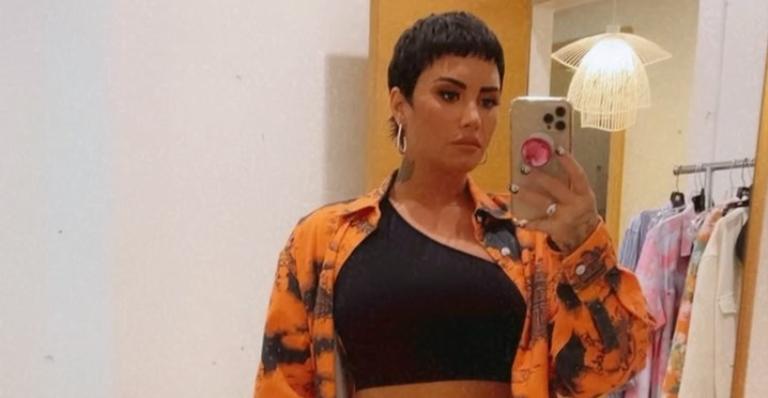 Demi Lovato grava primeira cena de sexo: ”Hilária e estranho”