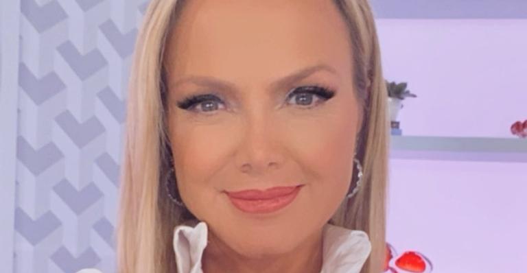 Eliana exibe shape escultural com biquíni fio dental em praia paradisíaca: ”Que corpo incrível”