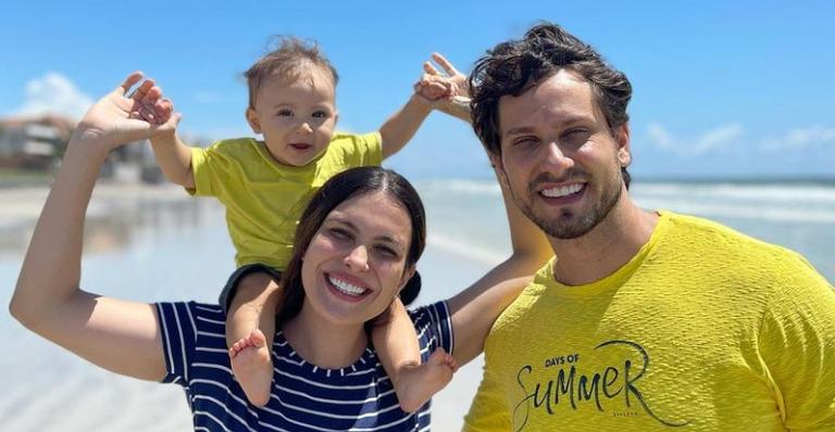 Em Copacabana, Eliéser Ambrósio se diverte com Kamilla Salgado e Bento na praia: ”Muito amor”