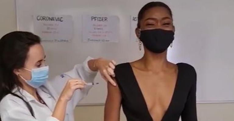 Erika Januza se emociona após ser vacinada contra Covid-19: ”Meu coração se enche de esperança”