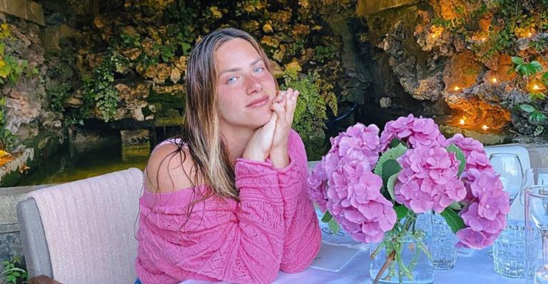 Giovanna Ewbank curte café da manhã em meio à natureza: ”Meu cafezinho cringe”