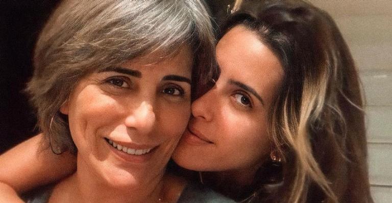 Gloria Pires registra momento de carinho com a filha, Ana: ”Hora do cafuné”
