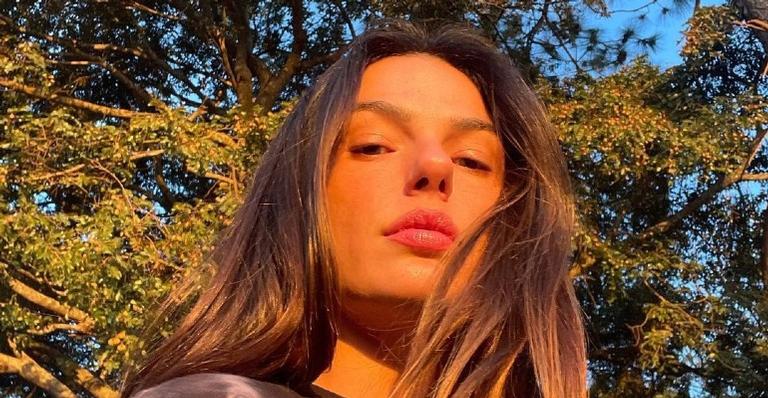 Isis Valverde posta cliques fazendo yoga e impressiona a web: ”Você é incrível”