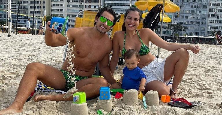 Kamilla Salgado explode o fofurômetro ao mostrar dia de praia com o marido e o filho