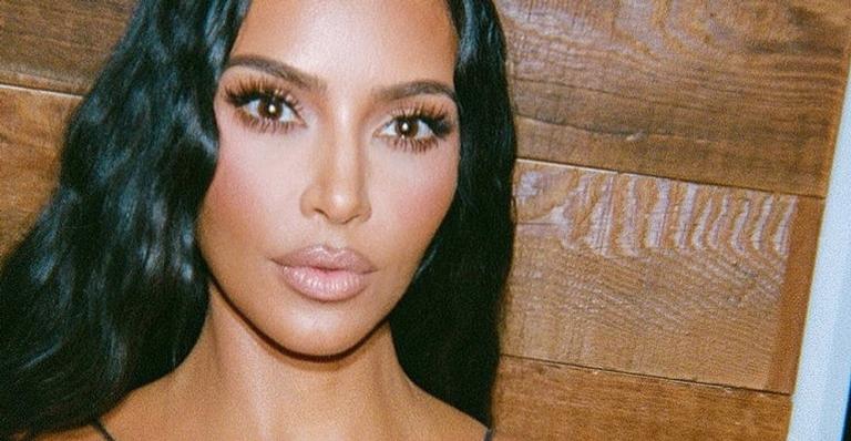 Kim Kardashian relembra ensaio sensual de cowgirl em meio ao deserto: ”2008”