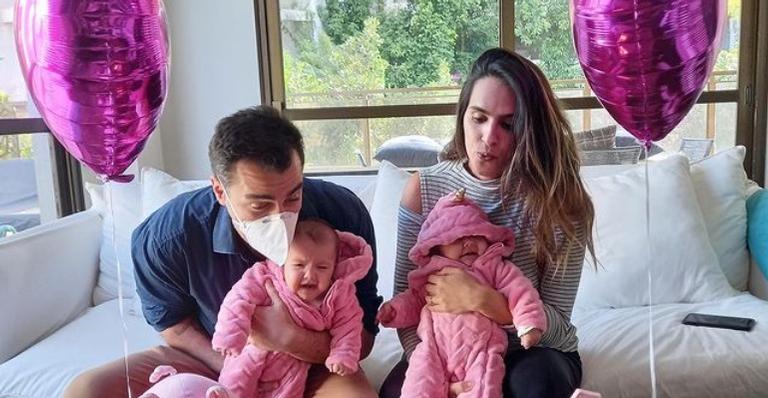 Marcella Fogaça e Joaquim Lopes comemoram 4 meses das filhas gêmeas com festinha em casa