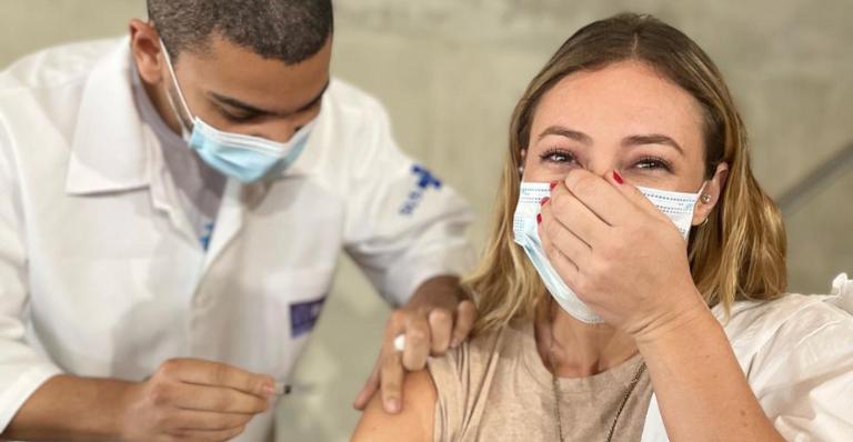 Paolla Oliveira recebe a primeira dose da vacina contra a Covid-19