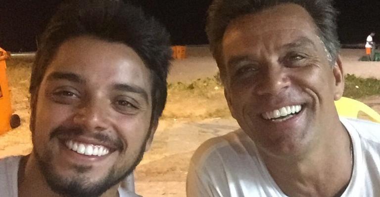 Rodrigo Simas relembra foto de criança ao comemorar aniversário do pai: ”Te amo”