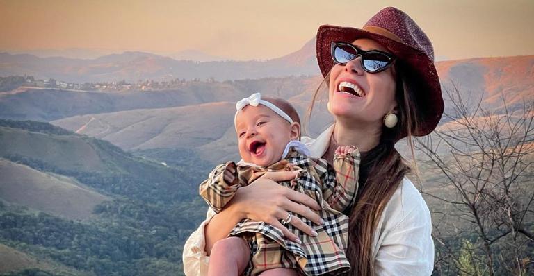 Romana Novais exibe os bastidores das fotos do mesversário da filha, Raika