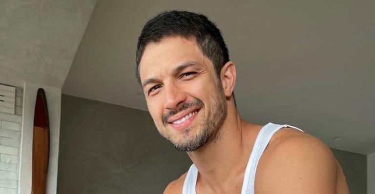 Aos 37 anos, Romulo Estrela recebe primeira dose da vacina contra covid-19: ”Acreditem na ciência”