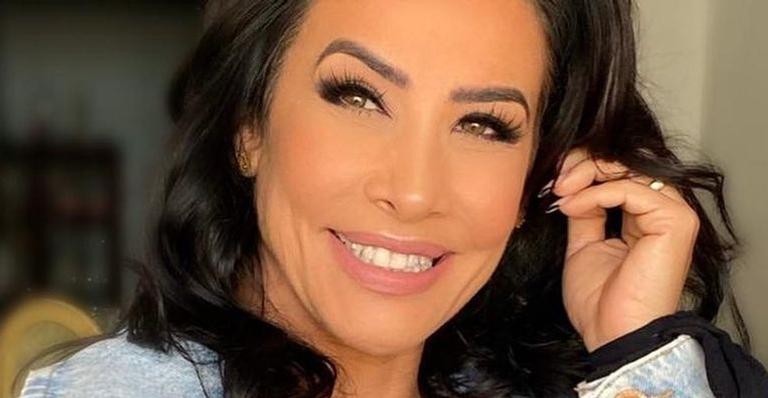 De top e shortinho, Scheila Carvalho pega pesado em treino e para tudo com corpão: ”Que shape”