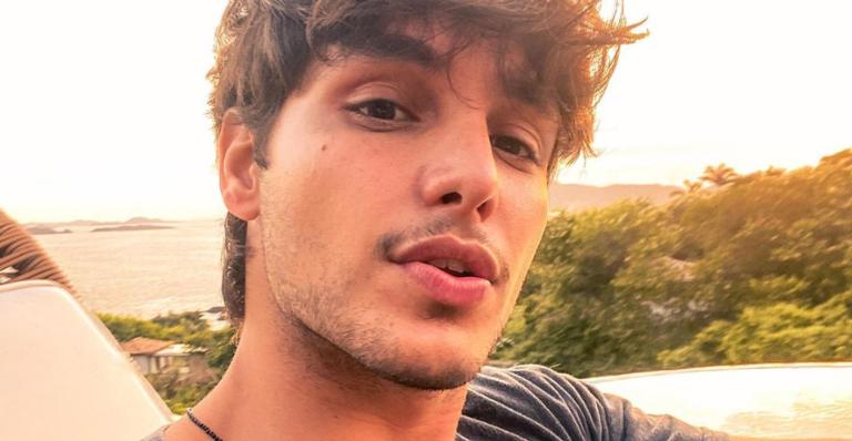 Sem camisa, Bruno Guedes exibe boa forma e fala sobre efeitos da pandemia: ”15kg acima do peso”