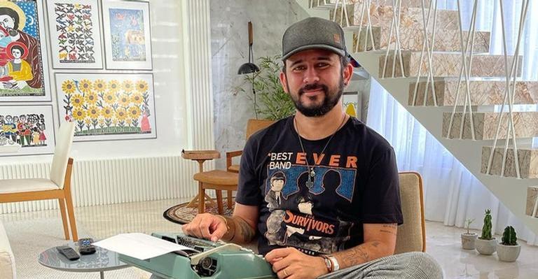 Prestes a completar 36 anos, Bráulio Bessa recebe vacina após vencer covid-19: ”Viva o SUS”