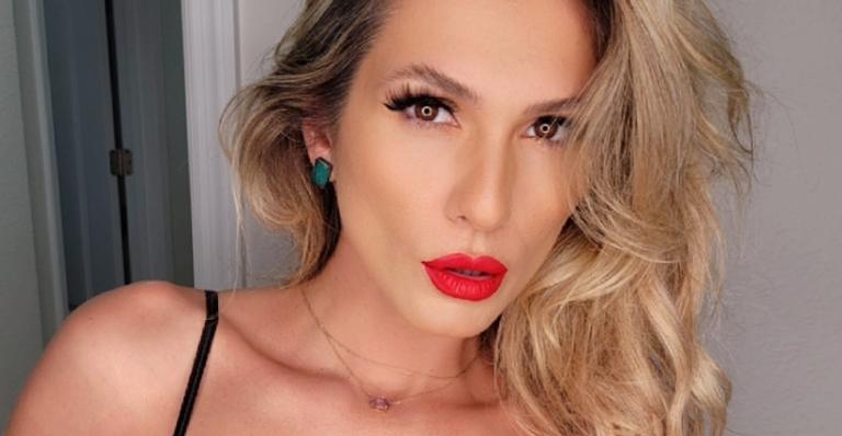 Lívia Andrade esbanja curvas esculturais em clique tomando banho de biquíni na Flórida