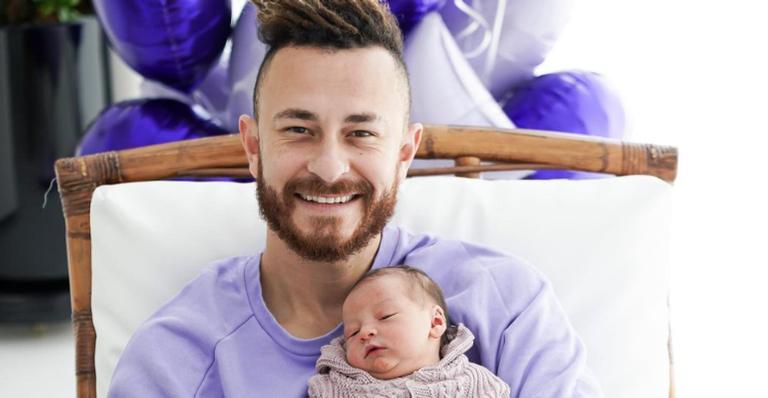 Fred posa para registro matinal com o filho, Cris, e não esconde o semblante de papai coruja