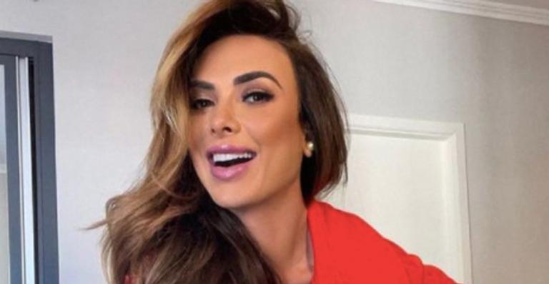Nicole Bahls inaugura jacuzzi e é clicada com maiô decotadíssimo em sua mansão
