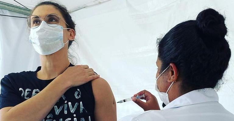 Paola Carosella desabafa ao tomar 2ª dose da vacina contra a Covid-19: ”Dor pelos que se foram”