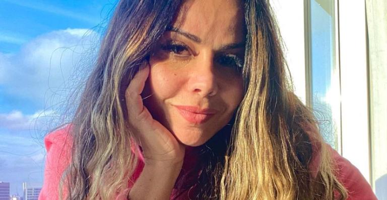 De biquíni, Viviane Araújo relembra dia de praia durante viagem pela Bahia e fãs elogiam: ”Sereia!”