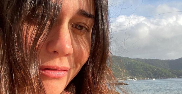 Alessandra Negrini curte sons da natureza ao iniciar o dia ao ar livre: ”Vento, passos, pássaros”