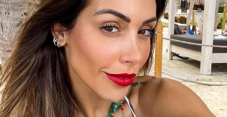 De biquíni, Bella Falconi curte piscina em resort de Pernambuco ao lado da família