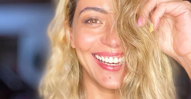 Com os fios curtinhos, Carol Castro surge em clique antigo usando piercing: ”Menina-moleca”