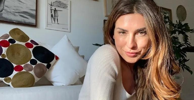 Fernanda Paes Leme surge sem aplique em sequência de fotos e conquista a web