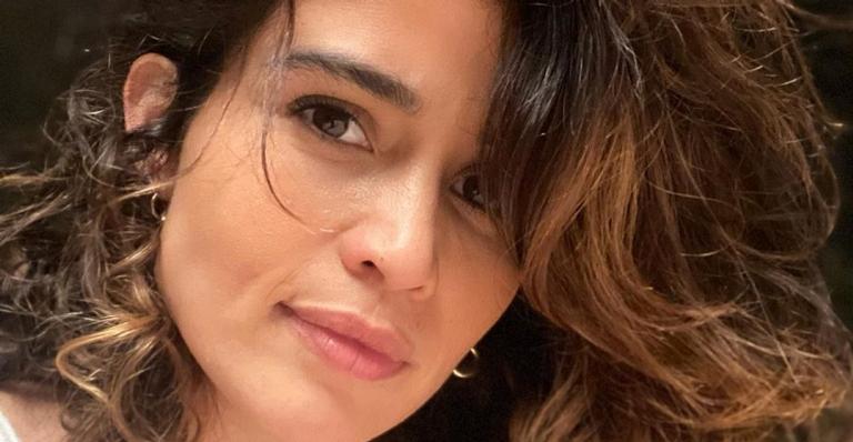 Nanda Costa recebe visita da mãe e comemora: ”Trouxe um monte de coisas gostosas”