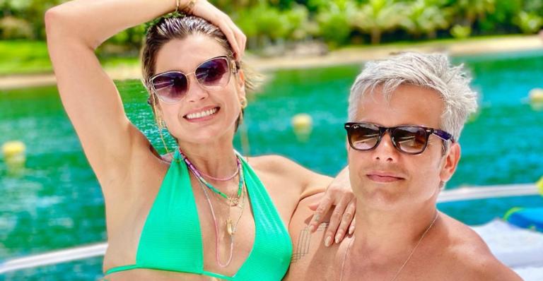 No Ceará, Otaviano Costa se derrete por Flávia Alessandra ao registrá-la junto ao pôr do Sol